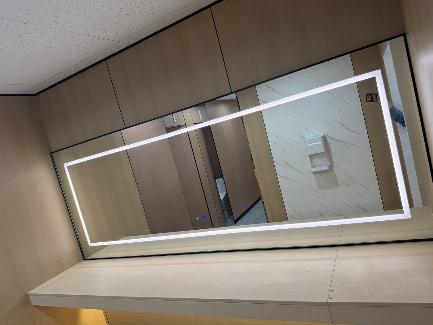 LEDミラーと洗面カウンター